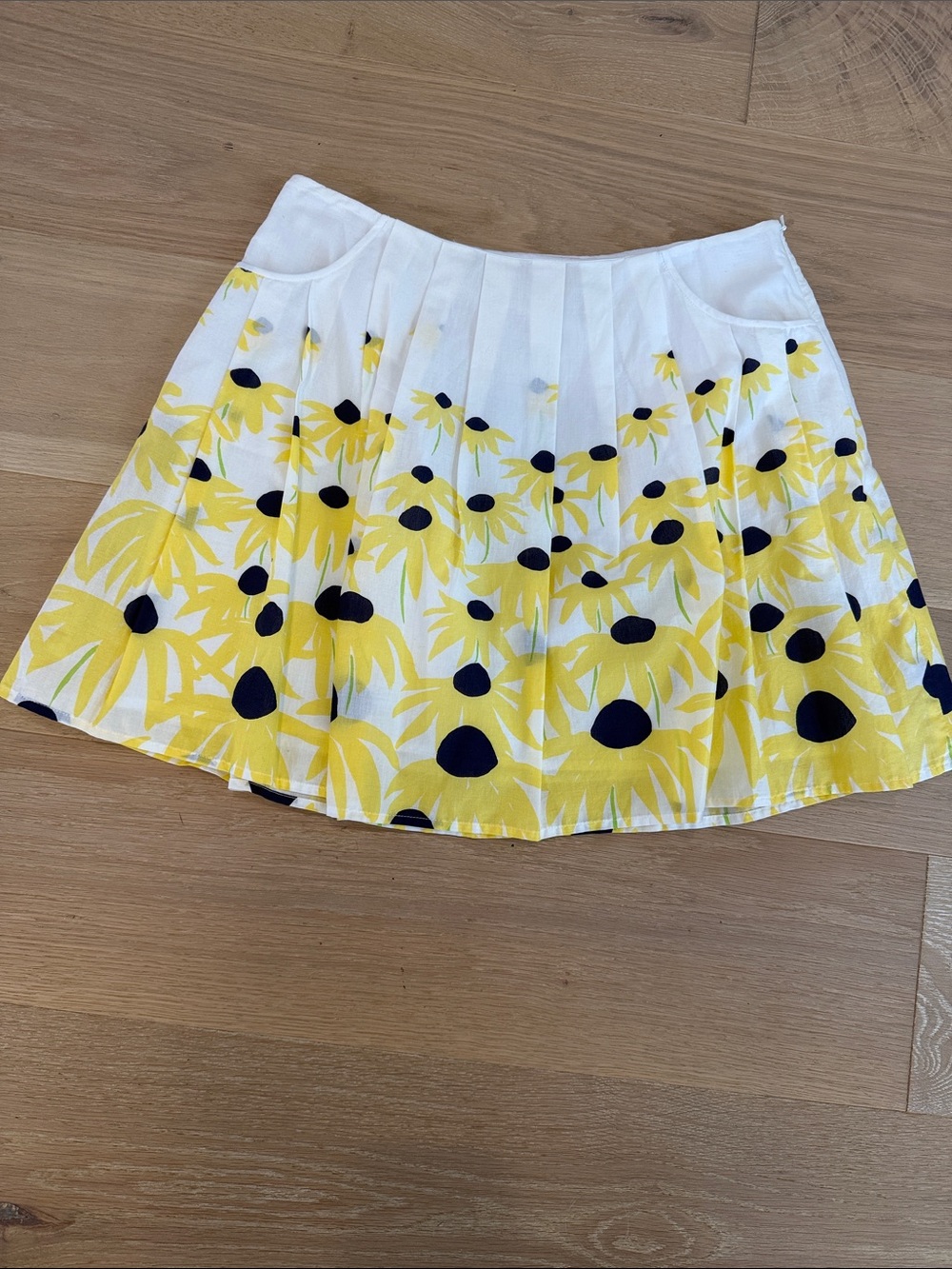 Lilly Pulitzer White Women’s Skirt with Yellow & Navy Floral Print size 2